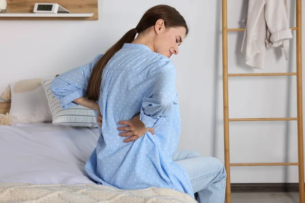 Mujer Que Sufre Dolor Espalda Mientras Está Sentada Cama Casa —  Fotos de Stock