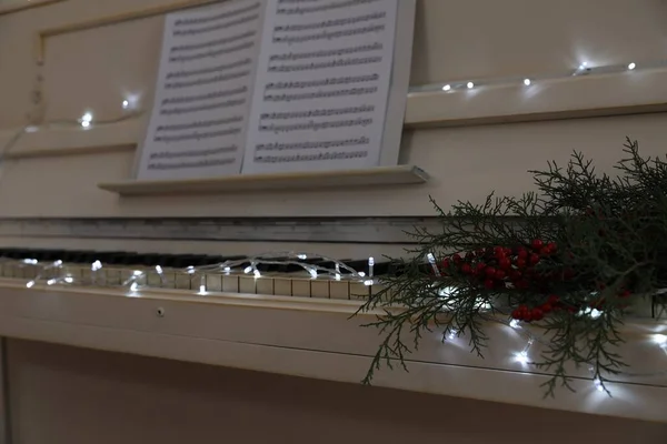 Біле Фортепіано Святковим Декором Приміщенні Крупним Планом Різдвяна Музика — стокове фото