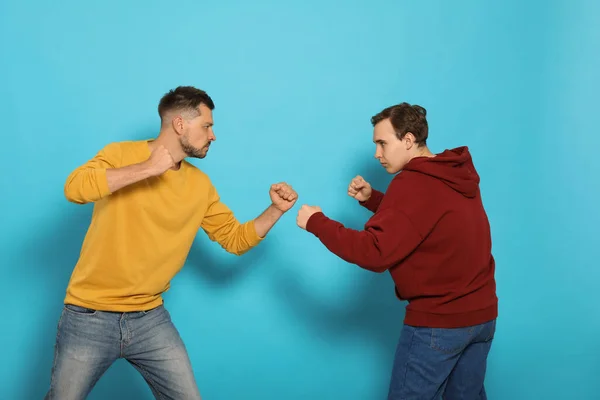 Dos Hombres Emocionales Luchando Sobre Fondo Azul Claro — Foto de Stock