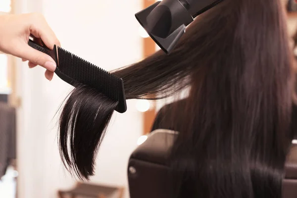 Перукарня Сушіння Волосся Жінки Салоні Краси Крупним Планом — стокове фото