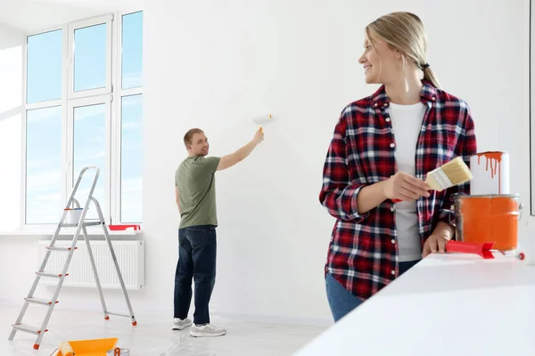 Paar Streicht Während Reparatur Wand Wohnung — Stockfoto
