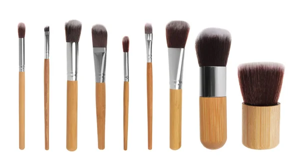 Beyaz Arka Planda Kozmetik Ürünler Uygulamak Için Farklı Makyaj Fırçalarıyla — Stok fotoğraf