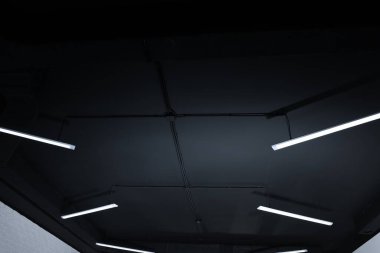 Çağdaş ışıklandırmalı tavan yenilenmiş odada.