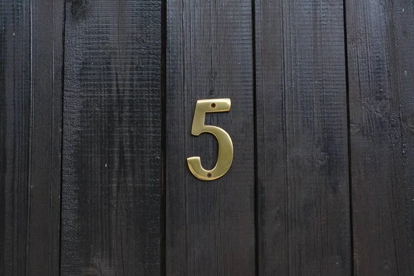 Dům Číslo Pět Dřevěných Dveřích Venku — Stock fotografie