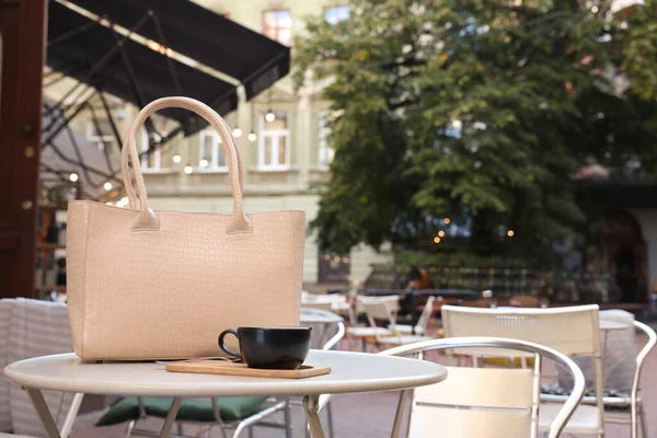 Stijlvolle Tas Kopje Koffie Witte Tafel Outdoor Cafe Ruimte Voor — Stockfoto