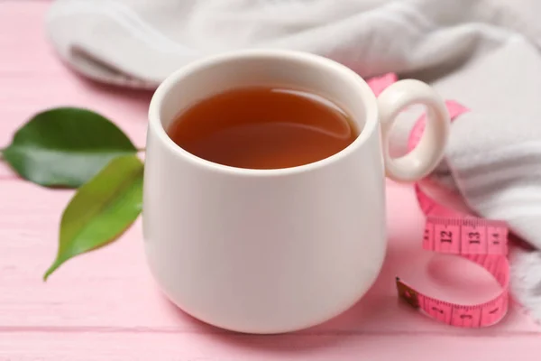 Filiżanka Ziołowej Herbaty Dietetycznej Taśma Pomiarowa Różowym Drewnianym Stole Zbliżenie — Zdjęcie stockowe