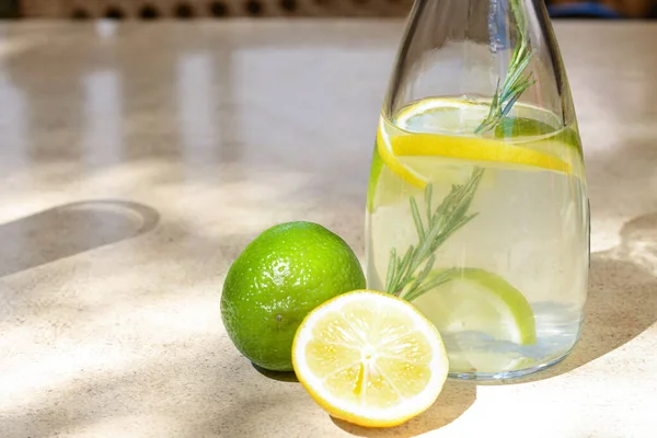 Ízletes Frissítő Limonádé Hozzávalók Könnyű Asztalon Hely Szövegnek Nyári Ital — Stock Fotó