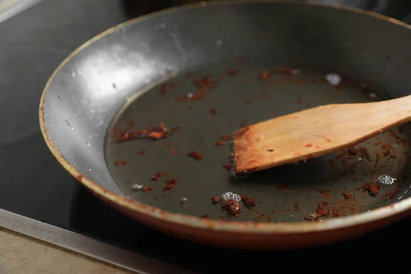 Spatulayla Kızartma Tavası Fırında Pişirme Yağı Yakın Çekim — Stok fotoğraf