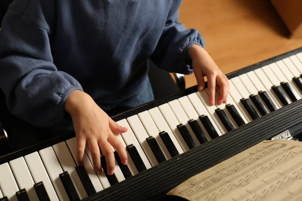 小孩子弹钢琴 在视野之外 音乐课 — 图库照片