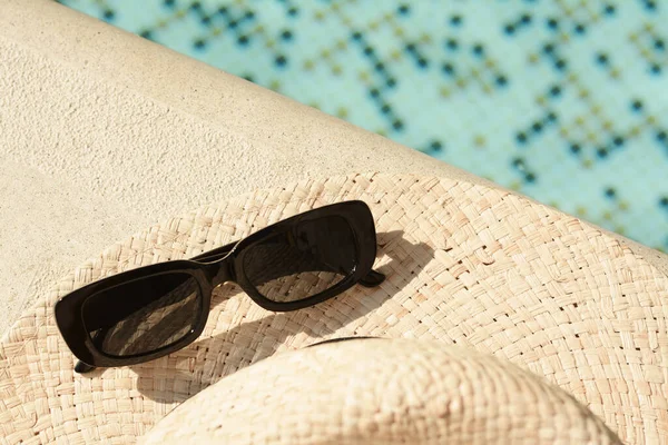Stylový Klobouk Sluneční Brýle Blízkosti Venkovního Bazénu Slunečného Dne Mezera — Stock fotografie
