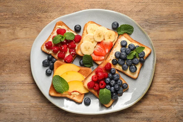 Chutné Toasty Různými Pomazánkami Ovocem Dřevěném Stole Výhled Shora — Stock fotografie