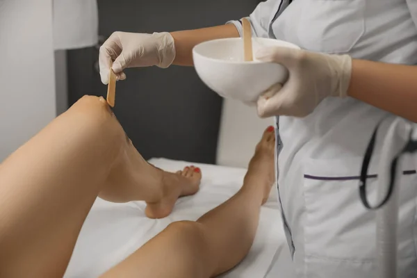 Professional Cosmetologist Applying Gel Client Leg Laser Epilation Procedure Salon — Stock fotografie