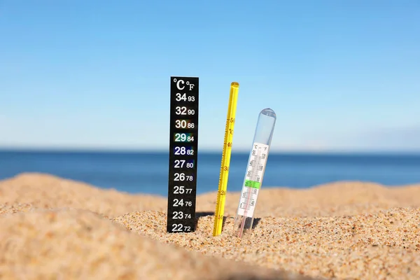 Různé Meteorologické Teploměry Písku Moře — Stock fotografie