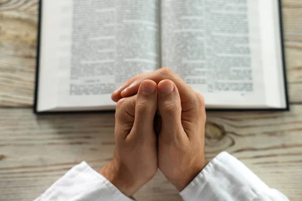 Homem Com Bíblia Orando Mesa Madeira Branca Acima Vista — Fotografia de Stock