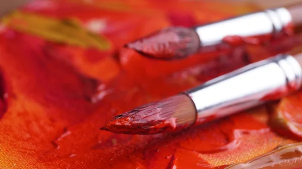 Szczotki Palecie Artystycznej Mieszanymi Farbami Zbliżenie — Zdjęcie stockowe