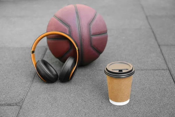 Papiertasse Mit Heißem Kaffee Basketball Und Kopfhörer Auf Dem Boden — Stockfoto