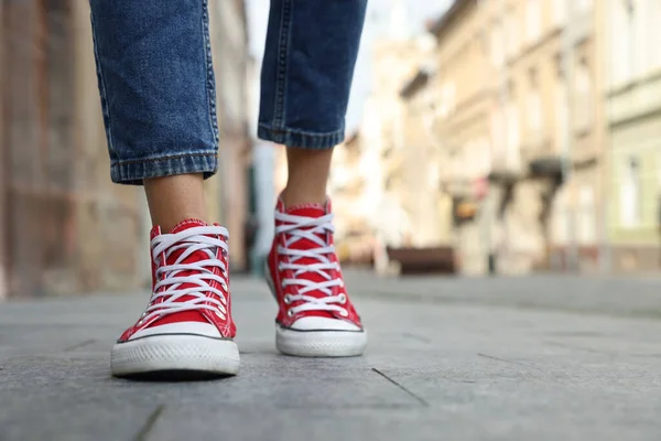 Γυναίκα Κομψά Sneakers Που Περπατάει Στο Δρόμο Της Πόλης Κοντινό — Φωτογραφία Αρχείου