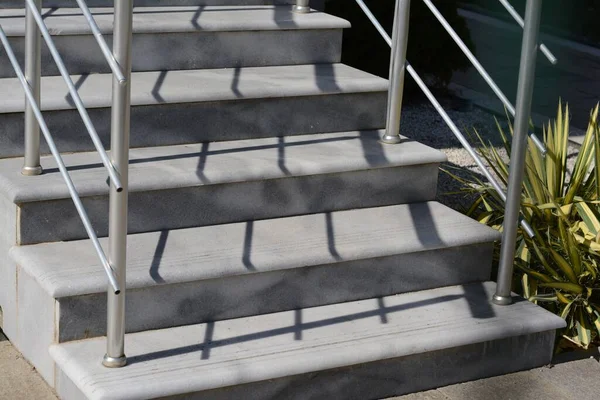 晴れた日に屋外手すり付き階段 クローズアップ — ストック写真