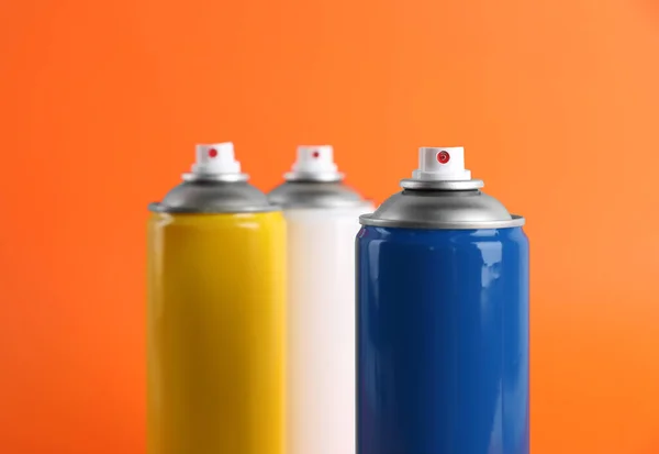 Πολύχρωμα Δοχεία Χρωμάτων Ψεκασμού Πορτοκαλί Φόντο Closeup — Φωτογραφία Αρχείου