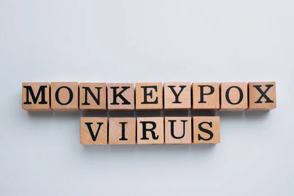 Palavras Vírus Monkeypox Feito Cubos Madeira Fundo Claro Vista Superior — Fotografia de Stock