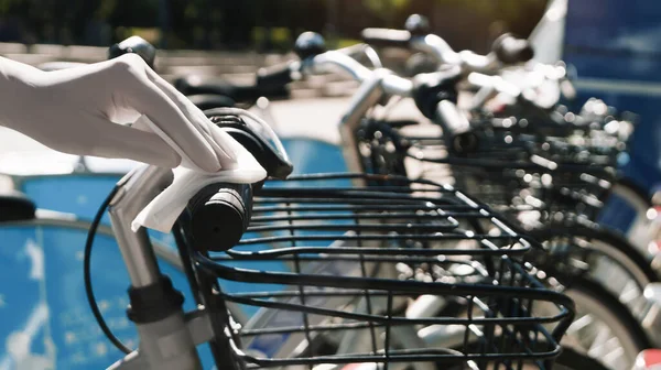 Γυναίκα Latex Γάντια Καθαρισμού Τιμόνι Ποδηλάτου Υγρό Σκουπίστε Εξωτερικούς Χώρους — Φωτογραφία Αρχείου