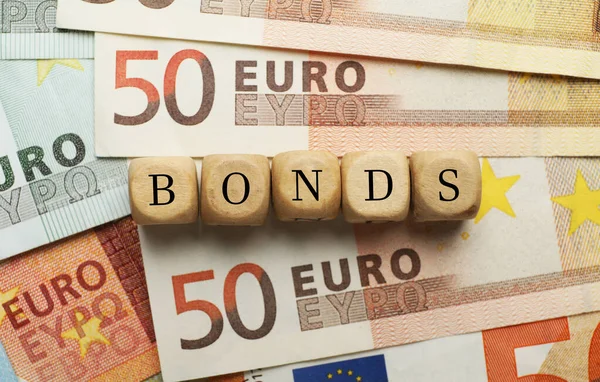 Houten Kubussen Met Woord Obligaties Eurobankbiljetten Plat Gelegd — Stockfoto