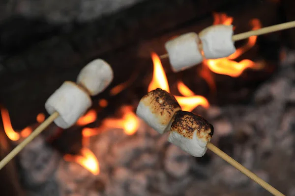 Köstliche Geschwollene Marshmallows Über Dem Lagerfeuer Braten Nahaufnahme Raum Für — Stockfoto
