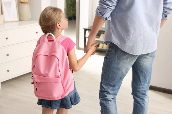 Κοριτσάκι Τον Πατέρα Στο Σπίτι Έτοιμος Πάω Στο Σχολείο — Φωτογραφία Αρχείου