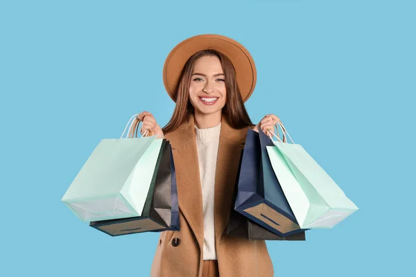 Šťastná Mladá Žena Nákupní Tašky Světle Modrém Pozadí Velký Prodej — Stock fotografie