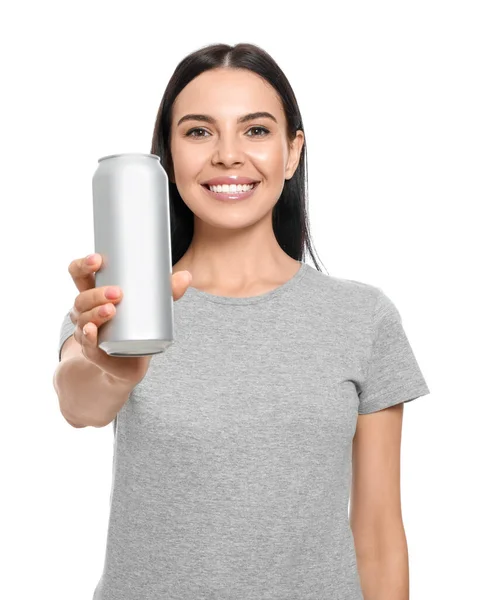 飲み物を持っている美しい幸せな女性は白い背景に缶 — ストック写真