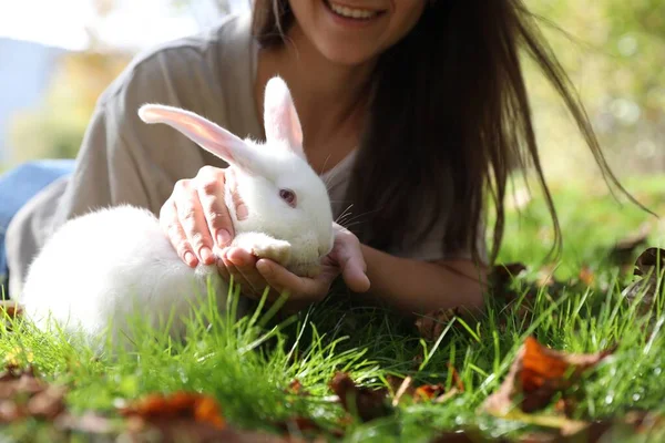 Mujer Feliz Con Lindo Conejo Blanco Hierba Primer Plano — Foto de Stock
