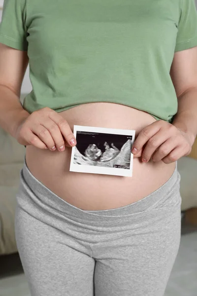 有婴儿在房间里的超声波照片的孕妇 特写镜头 — 图库照片