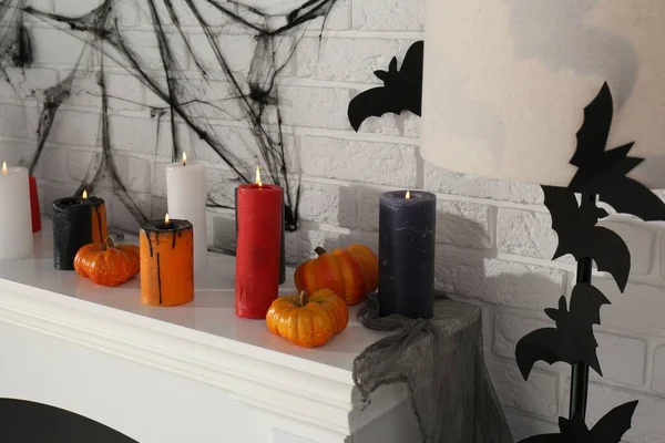 屋内で別のハロウィーンの装飾と暖炉 祭りのインテリア — ストック写真