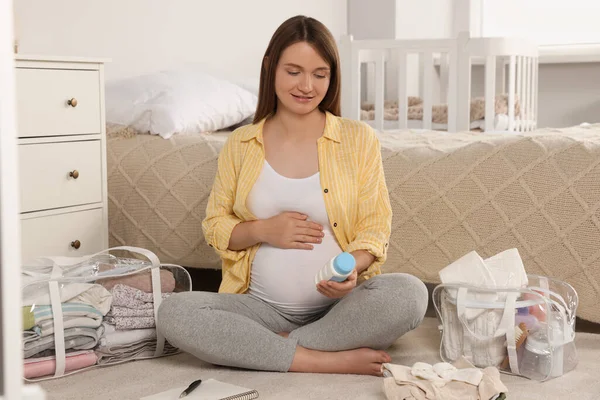 Embalaje Mujer Embarazada Cosas Bebé Para Llevar Hospital Maternidad Piso — Foto de Stock