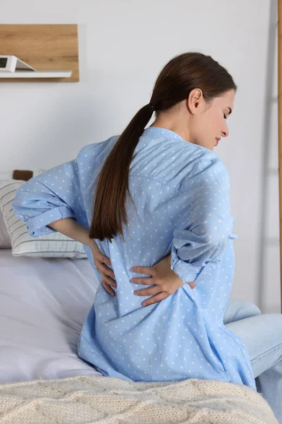 Mujer Que Sufre Dolor Espalda Mientras Está Sentada Cama Casa —  Fotos de Stock