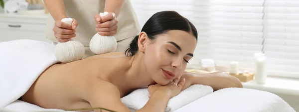 Junge Frau Erhält Kräuterbeutel Massage Wellness Salon Banner Design — Stockfoto