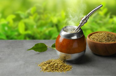 Açık gri masada çay ve bombilla eşliğinde Calabash. Metin için boşluk