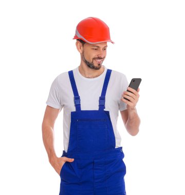Beyaz arka planda telefonu olan üniformalı profesyonel bir tamirci.