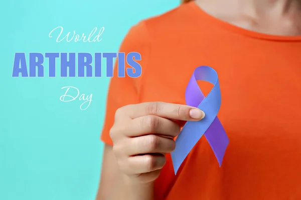 Dia Mundial Artrite Mulher Com Fita Consciência Azul Roxo Fundo — Fotografia de Stock