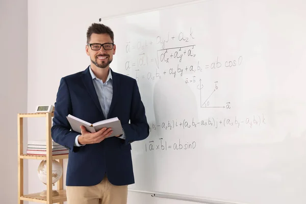 Glad Lärare Med Bok Whiteboard Klassrummet Mattelektionen — Stockfoto