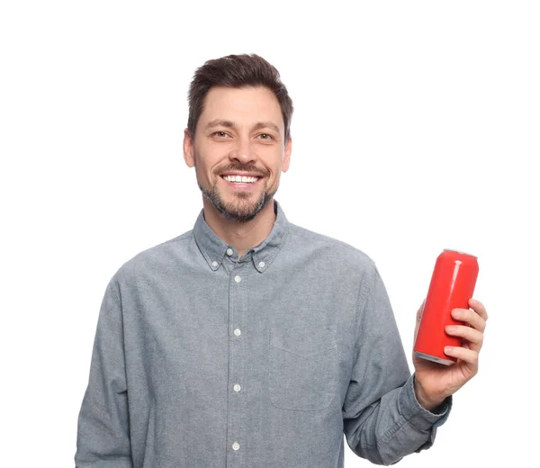 Hombre Feliz Sosteniendo Lata Roja Con Bebida Sobre Fondo Blanco — Foto de Stock