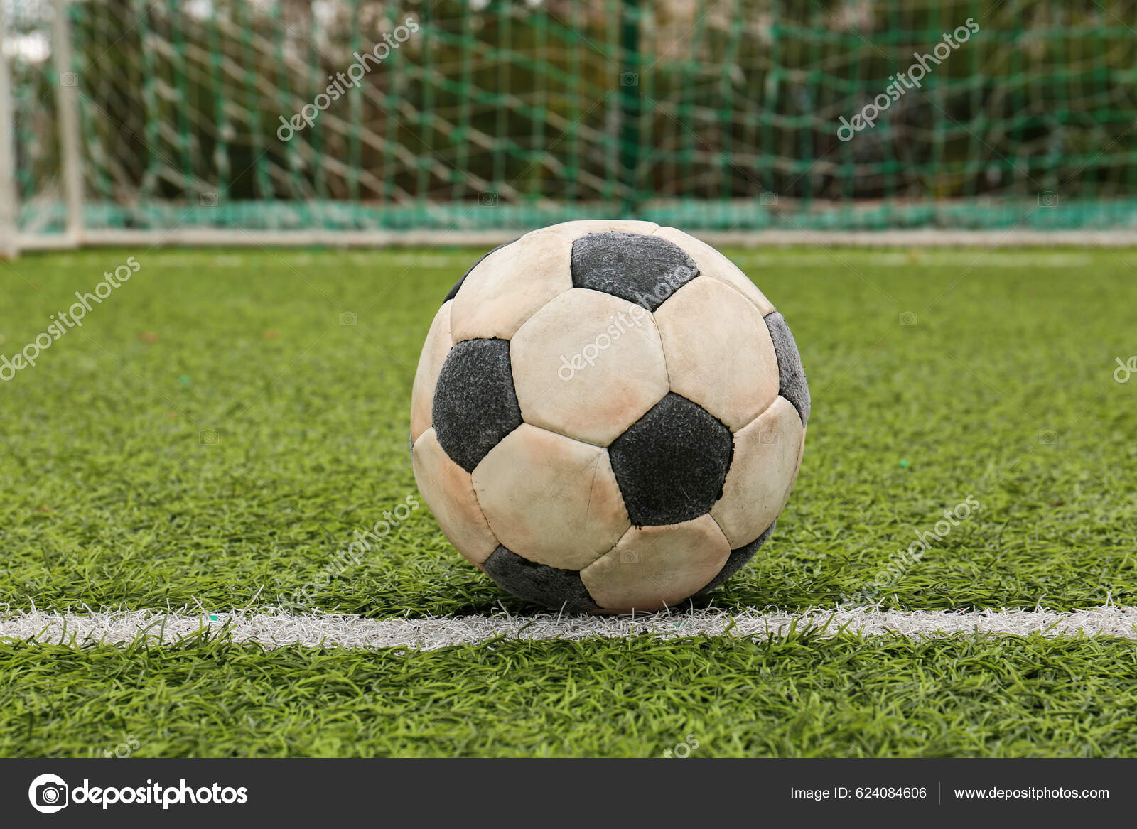 Likainen Jalkapallo Pallo Vihreä Jalkapallokenttä Vastaan Net — valokuva ©  NewAfrica #624084606