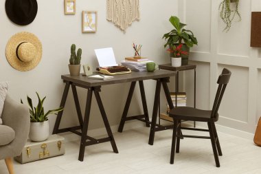 Yazar işyeri. Odadaki karanlık masa üzerinde daktilo var.