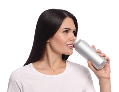 Güzel genç bayan beyaz arka planda teneke kutudan içiyor.