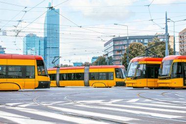 Şehir caddesindeki modern tramvaylar. Toplu taşıma
