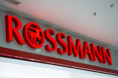 Siedlce, Polonya - 26 Temmuz 2022: Rossmann kozmetik mağazası alışveriş merkezinde