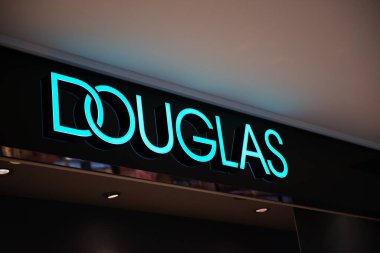 Siedlce, Polonya - 26 Temmuz 2022: Douglas parfüm mağazası alışveriş merkezinde