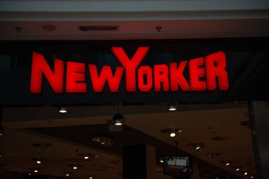 Siedlce, Polonya - 26 Temmuz 2022: Alışveriş merkezindeki New Yorker giyim mağazası