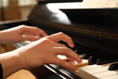 Piyano çalan genç bir kadın, yakın plan. Müzik dersi