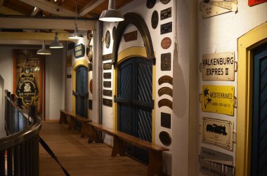 Utrecht, Hollanda - 23 Temmuz 2022: Spoorwegmuseum 'da kapıları, bankları ve modern lambaları olan boş bir koridor. İç tasarım